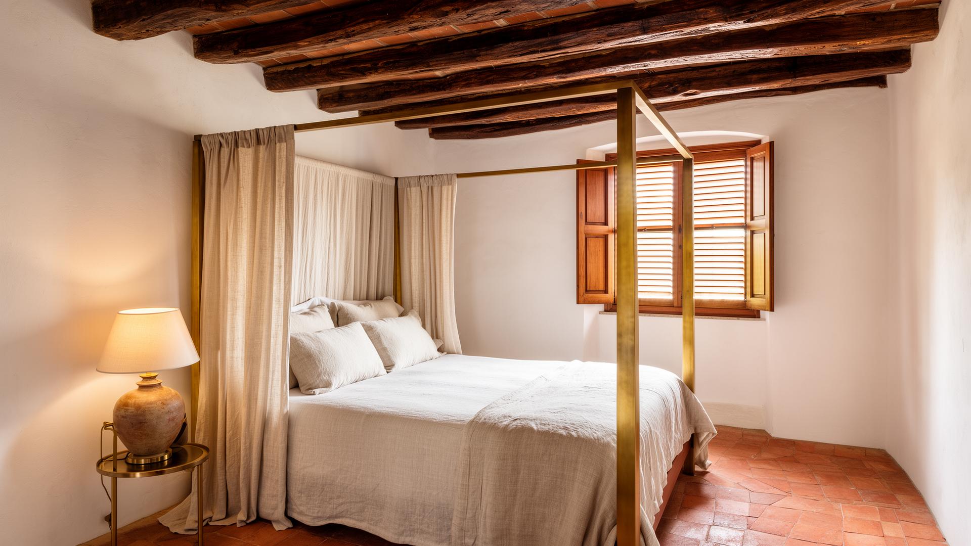 Suíte com cama em linho cru, varanda envidraçada e persianas de madeira
